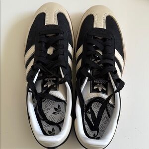 Adidas Women's Black and Cream Sambas
